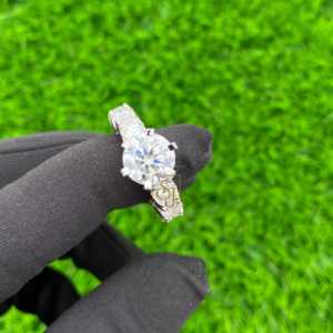 แหวนทองคำแท้ 10K ดีไซน์วินเทจสุดพิเศษ ประดับเพชรโมอิสซาไนต์ทรงคลาสสิคแบบ Halo Pave เหมาะสำหรับงานหมั้น งานครบรอบ และงานปาร์ตี้ - Product Image 4