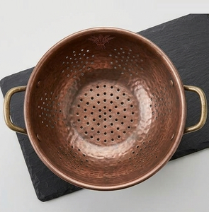 Passoire en cuivre martelé de haute qualité avec poignées en laiton et motif blé - Product Image 2