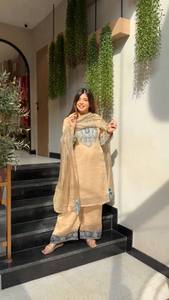 Kurta, Pantuwa et Châle Traditionnels Indiens et Pakistanais pour Femme en Georgette Gaufrée Beige, Séchage Rapide, Toutes Saisons, Tenue de Fête et de Mariage - Product Image 3
