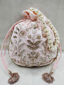 กระเป๋าผ้าไหมพีชงานฝีมือประดับเลื่อมเงินลายดอกไม้ ปักลายหรูหราสำหรับงานแต่งงาน กระเป๋าถือแบบเชือกรูดสไตล์ชาติพันธุ์สำหรับงานกลางคืน - Product Image 3