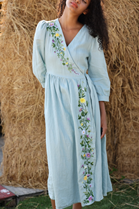 Vestido Cruzado Azul Claro con Bordado Floral a Mano para Mujer, Elegante Vestido Midi con Cuello en V en Tonos Pastel y Bordado Floral Intrincado - Product Image 5