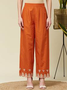 Conjunto de traje de crepé naranja óxido de diseñador, kurta con cuello en V y trabajo Schiffli con pantalones a juego - Product Image 3
