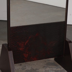 Espejo de pie con base de madera de acabado oscuro, ideal para exhibición en boutiques, mejora la presentación de prendas en tiendas minoristas. - Product Image 3