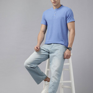 T-shirt à col montant en tricot bleu pour homme, coupe classique, couleur unie, avec logo personnalisé imprimé - Product Image 4