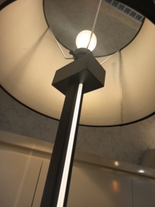 Lámpara de Pie Moderna de Estilo Europeo con Pantalla de Tela, Luz Principal E26/E27 y Tira de Luz LED Acrílica Integrada de 12W para Hotel - Product Image 3