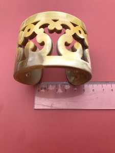 Bracelet manchette vintage en corne de vache pour femme MN EXPORTS, motif animal moderne chrétien, tons noir, jaune, marron, bracelets tendance - Product Image 4