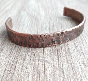 Bracelet manchette ajustable en cuivre pur gravé, texture écorce martelée vintage, design sculpté, ouvert et plat - Product Image 4