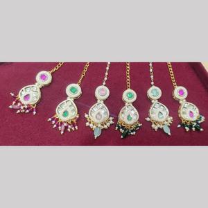 Maangtikka antique plaqué or avec pierres de cristal et perles Ornement de tête de mariée pour événements festifs - Product Image 1