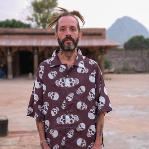 Chemise à col cubain en coton marron à imprimé crâne pour homme, style original, décontracté, boutonnée, pour l'été, la plage ou les festivals - Product Image 1