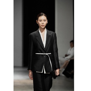 Nuevos Blazers Elegantes para Mujer ODILE de Doble Capa con Cuello, Cierre de un Solo Botón, Tejido Regular, Logotipo en la Espalda, Blazers Resistentes - Product Image 6