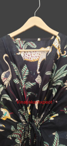 Splendido Kimono da Donna 100% Cotone Eco-Friendly Traspirante con Stampa Animale Tropicale a Tema Giungla, Vestito Lounge Nero Notte - Product Image 5