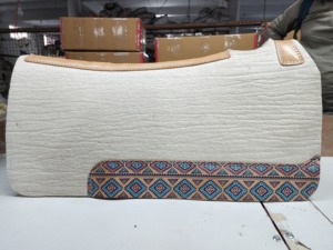 Tapis de selle en feutre de laine Western profilé avec bordure en cuir absorbant les chocs pour l'équitation sur sentier et à la ferme - Product Image 3