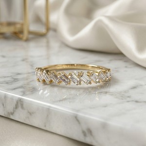 Anillo de Diamantes Minimalista con Engaste de Media Eternidad en Zigzag y Corte Baguette de 0.50CTW - Product Image 1
