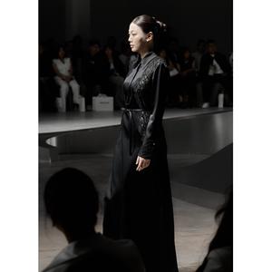 เดรสใหม่มาแรง ดีไซน์หรูหรา ประดับตกแต่งอย่างสวยงาม ชุดเดรสลูกไม้เวียดนาม ทรงยาว คอปก แขนยาว สไตล์ลำลอง - Product Image 4