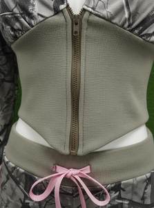 Ensemble 2 pièces camouflage pour femme : Crop top à capuche avec manches lacées et short en tissu tricoté sportif à nœud, idéal printemps-été - Product Image 3