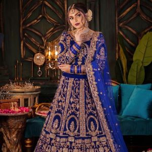 Lehenga Choli de Terciopelo de Lujo 9000 con Bordado Pesado, Lentejuelas, Dori de Lujo, Diamantes y Pedrería, Lehenga de Novia de Diseñador - Product Image 4