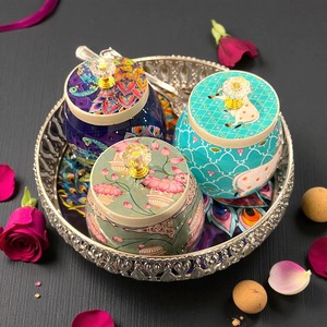 Plateau en métal Pichwai avec pot, idéal pour cadeau de mariage, cadeau de pendaison de crémaillère et décoration de maison de luxe, disponible à prix abordable. - Product Image 4
