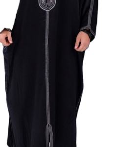 Robe islamique de style moderne de haute qualité pour hommes avec logo personnalisé au design royal unique brodé sur la poitrine avant - Product Image 2
