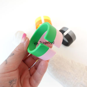 Anneaux de serviette de table élégants faits à la main en résine, écologiques, durables, décoration de table classique par Tradebyd - Product Image 2