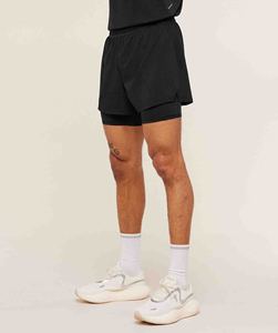 Shorts de sport athlétiques double couche pour homme, personnalisés, avec doublure intérieure de compression, cordon de serrage élastique à la taille et poche. - Product Image 1