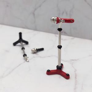 Micrófono Rojo Metálico a Escala 1:12 con Soporte para Casa de Muñecas - Accesorios Musicales - Product Image 3