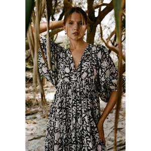 Precio al por mayor hecho a mano Diseño Kyra Pepper Tradicional Jaal Block Print con estampado de flores blancas en red con bordes - Product Image 1