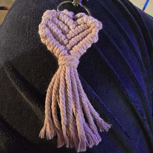 Porte-clés en macramé artisanal en forme de cœur, objet décoratif bohème, pendentif en corde multicolore, cadeau idéal pour la Saint-Valentin - Product Image 3