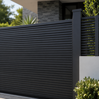 Portail coulissant horizontal moderne en fer noir à lattes pour allée, clôture d'intimité pour entrée de villa, sécurité résidentielle et chantier de construction