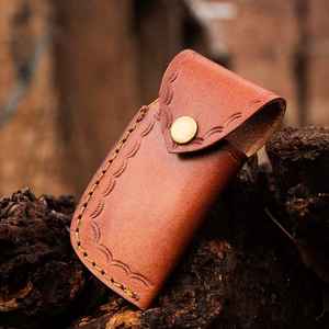 มีดพับเหล็กดามัสกัสเกรดอุตสาหกรรม ทำด้วยมือ ด้ามไม้ปักก้า ปลายมีดทรงหยดน้ำ พร้อมบอสเทอร์เหล็ก สำหรับพกพา ล่าสัตว์ และกิจกรรมกลางแจ้ง - Product Image 6