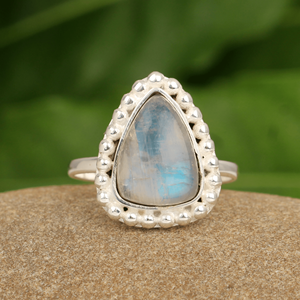 Dernière bague en argent sterling 925 avec pierre de lune arc-en-ciel, forme trillion, sertie de bézel, fabrication artisanale, style bohème raffiné, bijoux pour les fêtes - Product Image 3