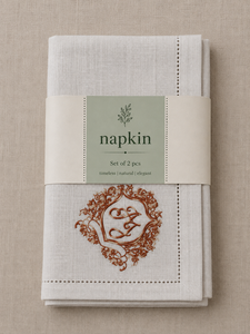 Serviette en lin blanc de qualité supérieure avec broderie monogramme |   Serviette de table personnalisée brodée avec un élégant motif de blason brun - Product Image 5