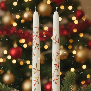 Velas Decorativas Florales Hechas a Mano (Juego de 2) - Elegantes Velas Blancas Impresas en Material WAXWARE Compatibles con Portavelas Estándar Navidad - Product Image 2