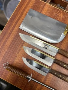 Ensemble de couteaux de boucher artisanal sur mesure en cinq pièces, lames en acier inoxydable, manches en bois, bord droit, ambidextre, avec étui en cuir - Product Image 4