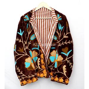 Veste d'automne pour femme en velours marron brodé de fleurs et de rayures, col mandarin, manches longues, design artisanal éco-responsable - Product Image 2