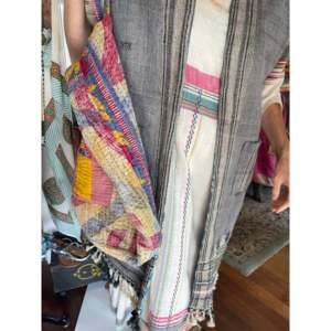 กระเป๋าผ้าแคนวาสปักลายเดซี่แบบเปิดปิดได้ ทำมือสไตล์วินเทจจากราชสถาน สำหรับผู้หญิงใช้ในชีวิตประจำวัน - Product Image 3