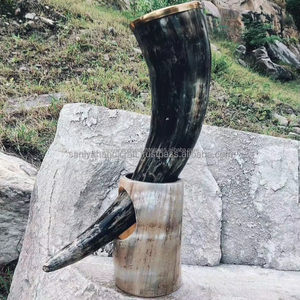Corne à boire viking authentique et écologique, artisanale, avec décoration de style animal, polie, sculptée, faite à la main, grande taille, naturelle - Product Image 3