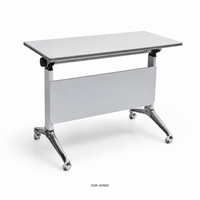 Table de formation mobile avec panneau de discrétion gris clair, cadre blanc et pieds chromés inclinés pour salle de réunion de bureau