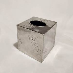 Boîte à mouchoirs en aluminium, finition argentée, base dorée, forme carrée, boîte à serviettes pour décoration de table, distributeur de mouchoirs décoratif pour salle de bain - Product Image 2