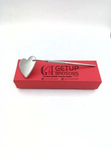 กระจกแต่งหน้าพกพาคุณภาพดีเยี่ยม โครงสแตนเลสทรงหัวใจ ดีไซน์สวยงาม ทนทาน พร้อมสกรีนโลโก้ได้ เหมาะสำหรับต่อขนตาและความงาม - Product Image 2