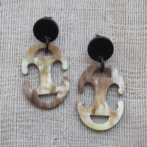 Pendientes de cuerno de búfalo hechos a mano, ecológicos, de alta calidad, estilo moderno, artesanía natural, de Perfect Enterprises. - Product Image 1