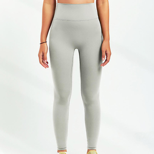 Leggings de yoga pour femmes, taille haute, sans couture, longueur intégrale, couleur noire unie, en spandex et nylon, avec taille élastique - Product Image 4
