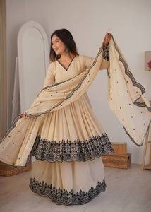 Costume élégant en faux georgette crème brodé avec pantalon palazzo et dupatta |   Ensemble prêt-à-porter pour les occasions spéciales - Product Image 3