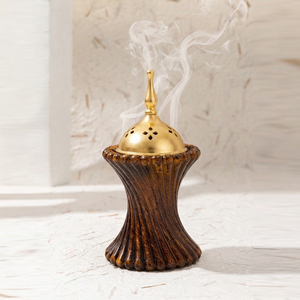 Brûle-encens brun orné avec des cannelures verticales en spirale et un couvercle bombé doré poli avec un finitionnel haut, parfait pour la décoration - Product Image 1