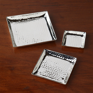 Juego de bandejas de metal pulido cuadradas con acabado martillado, hechas a mano, vajilla decorativa para uso residencial, bandejas plateadas para postres - Product Image 1