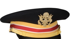 Casquette de cérémonie de haute qualité avec cordon blanc et or, visière noire et emblème - Product Image 2