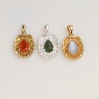 Pendentif Coquillage Pierre de Lune Arc-en-ciel Doré, Collier en Pierre Précieuse d'Inspiration Océanique, Bijou de Plage Fait Main, Cadeau pour Femme