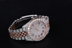Reloj de diamantes de moda de un exportador indio, diseñado para tiendas minoristas, tiendas en línea y revendedores, disponible al mejor precio del mercado. - Product Image 4