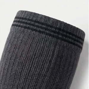 Chaussettes hautes pour hommes, couleur unie, tricotées, respirantes, en spandex et polyester, chaussettes de sport, style régulier d'été - Product Image 4
