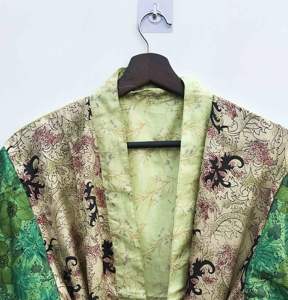 Kimono largo de patchwork, ropa de dormir, bata de noche, hecho a mano, estilo indio vintage, de seda sari reciclada. - Product Image 3