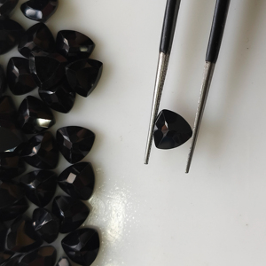 Spinelle noire naturelle 7MM taille triligne, meilleure qualité, pierre précieuse en vrac Red Mountain Gems pour la fabrication de bijoux - Product Image 1